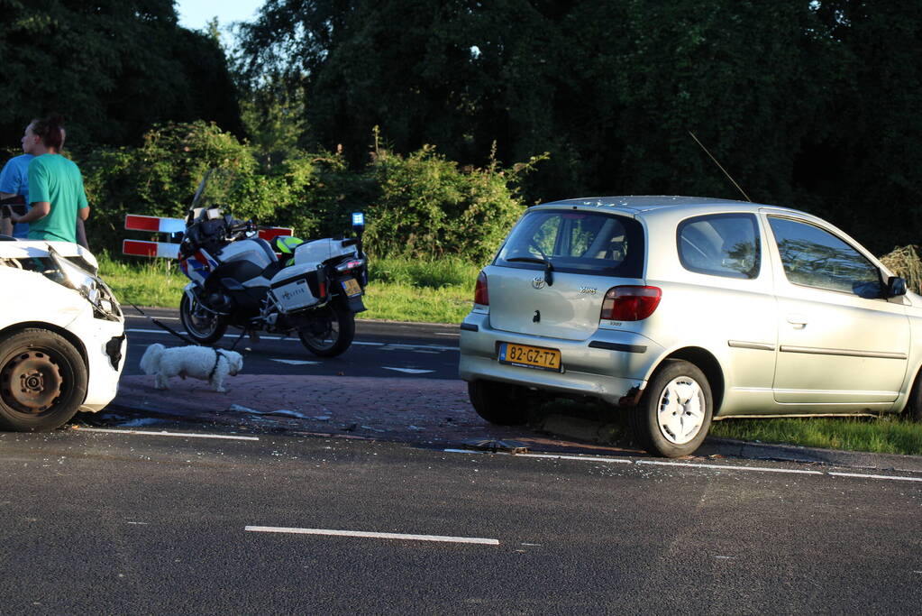 Veel schade na botsing tussen auto's