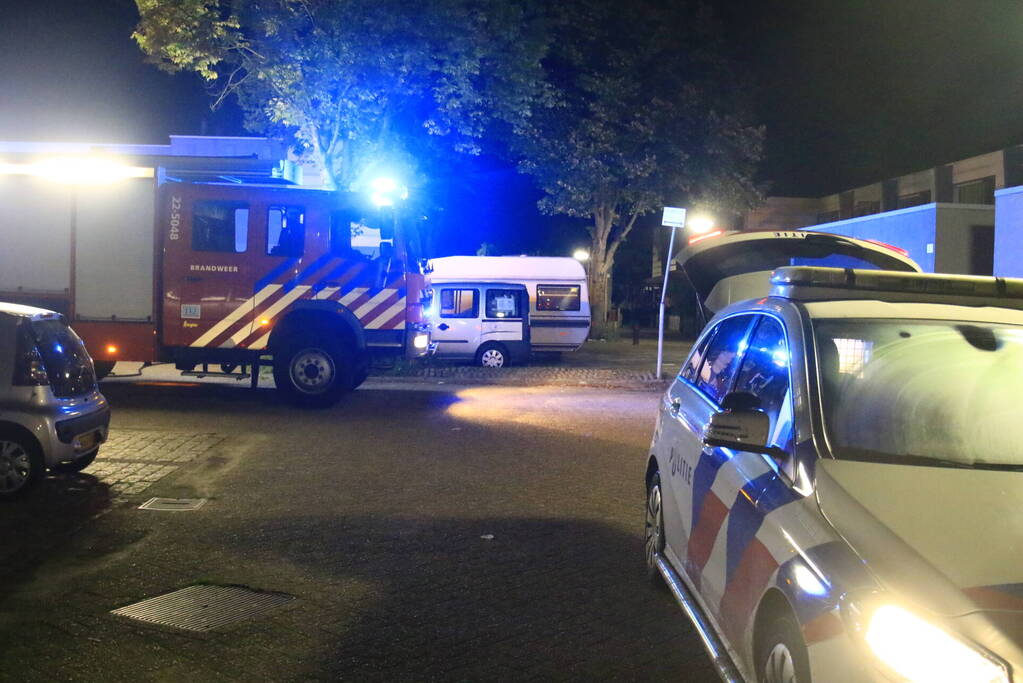 Scooter in brand tegen woning