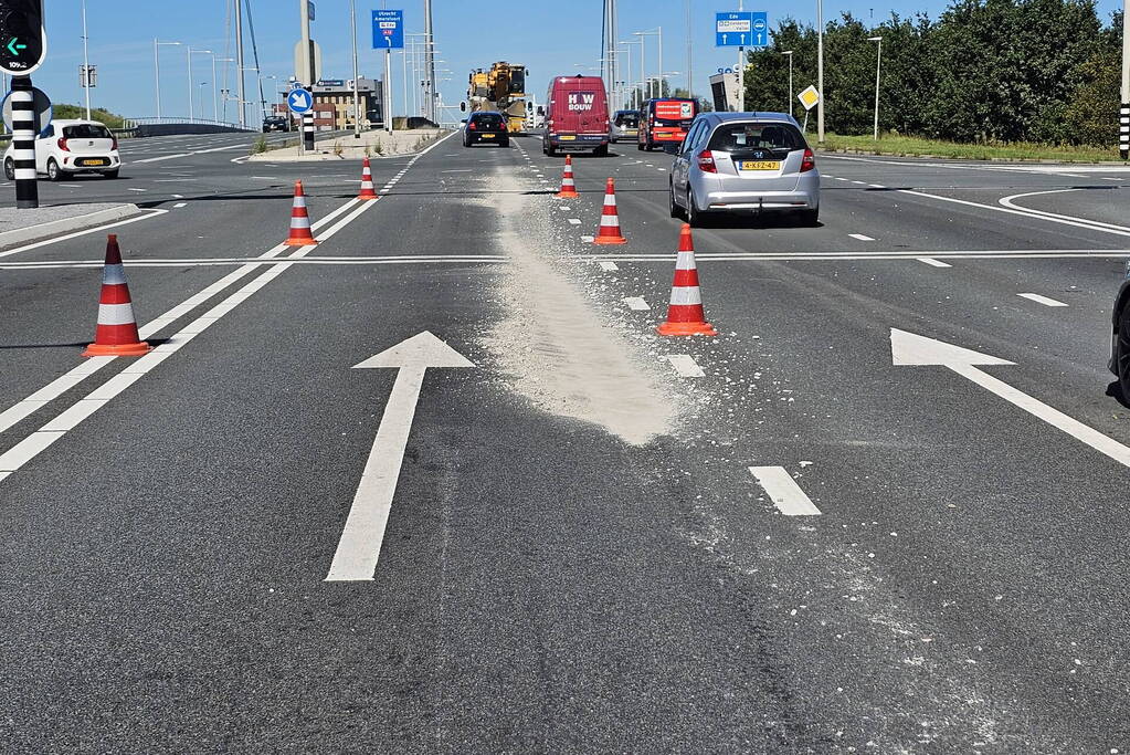 Opnieuw verliest vrachtwagen lading