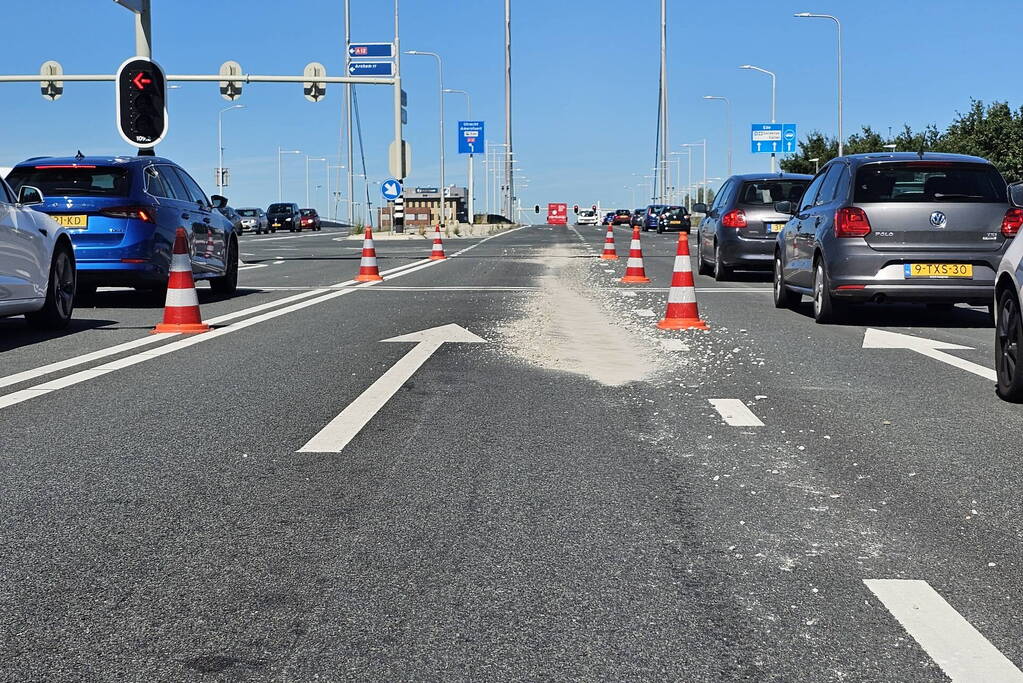 Opnieuw verliest vrachtwagen lading