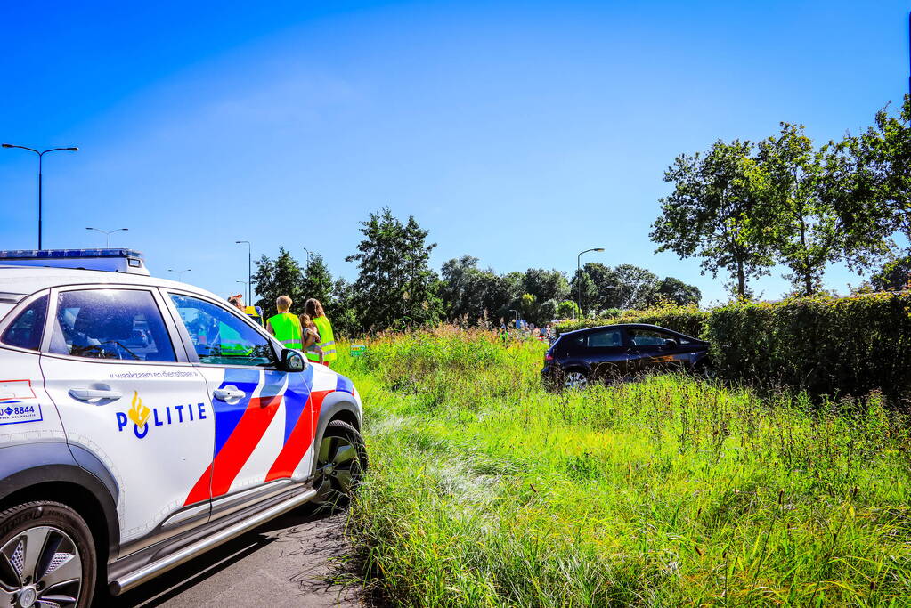 Auto belandt in bosschage bij botsing