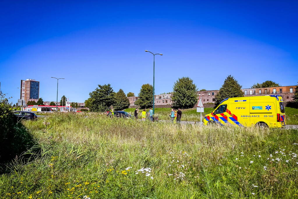 Auto belandt in bosschage bij botsing