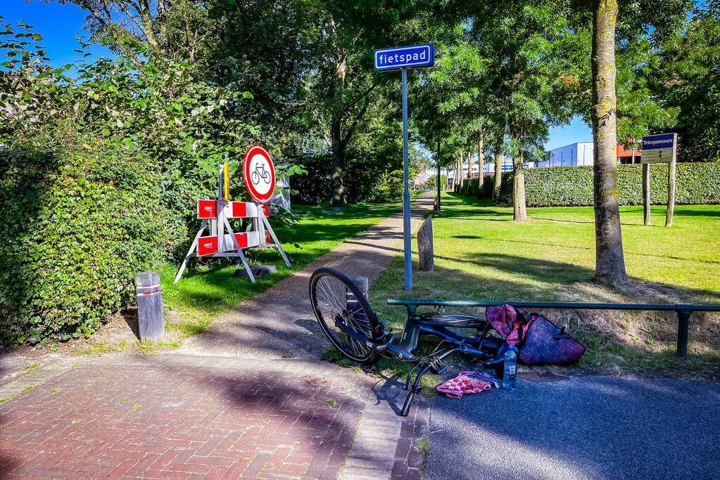 Man op fiets botst op auto