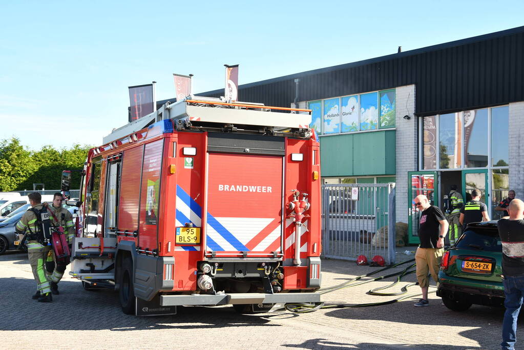 Brandweer ventilerend bedrijfspand van koffiebranderij