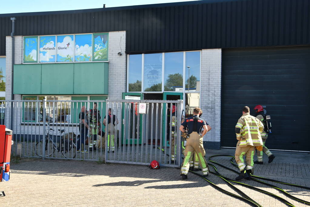 Brandweer ventilerend bedrijfspand van koffiebranderij