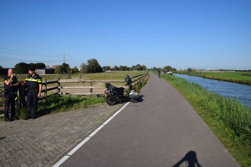 Veel schade na aanrijding tussen scooter en auto