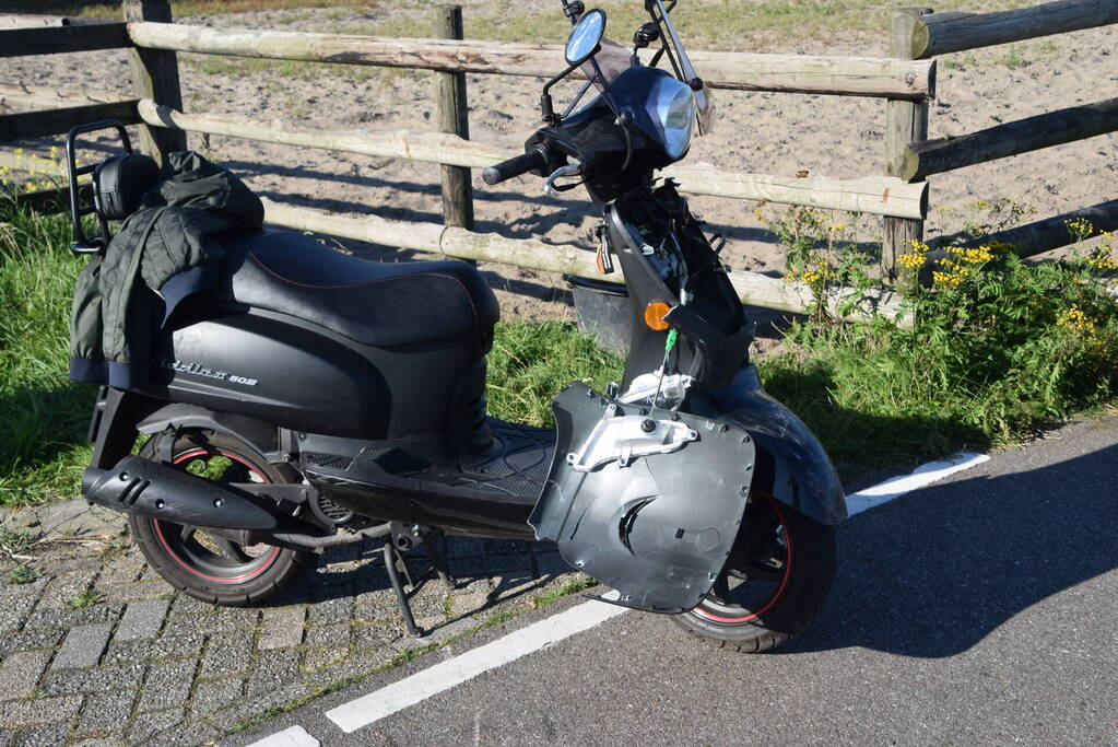 Veel schade na aanrijding tussen scooter en auto