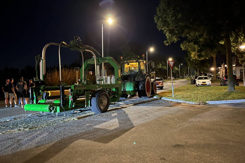 Ravage na aanrijding tussen bus en tractor