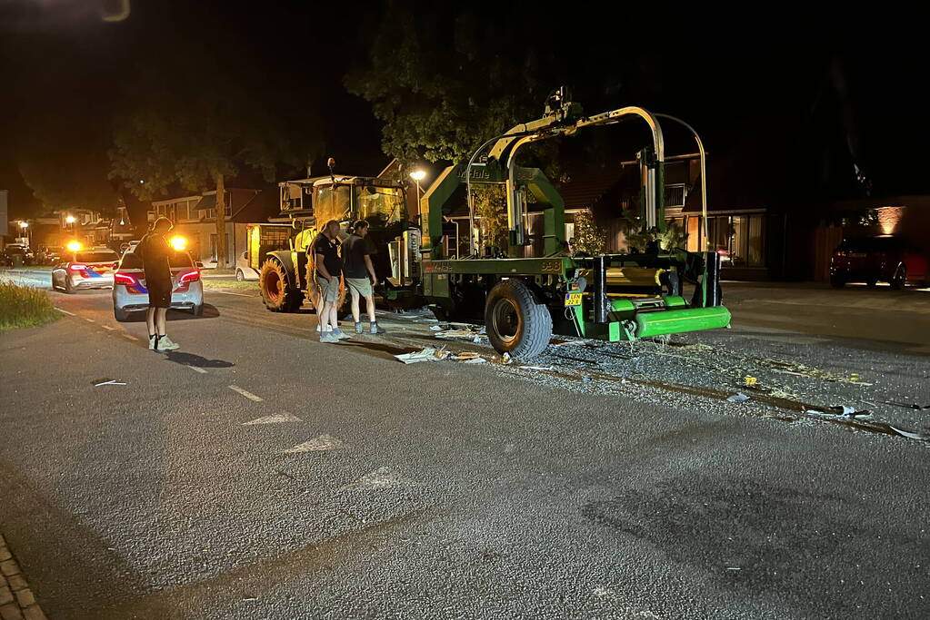 Ravage na aanrijding tussen bus en tractor