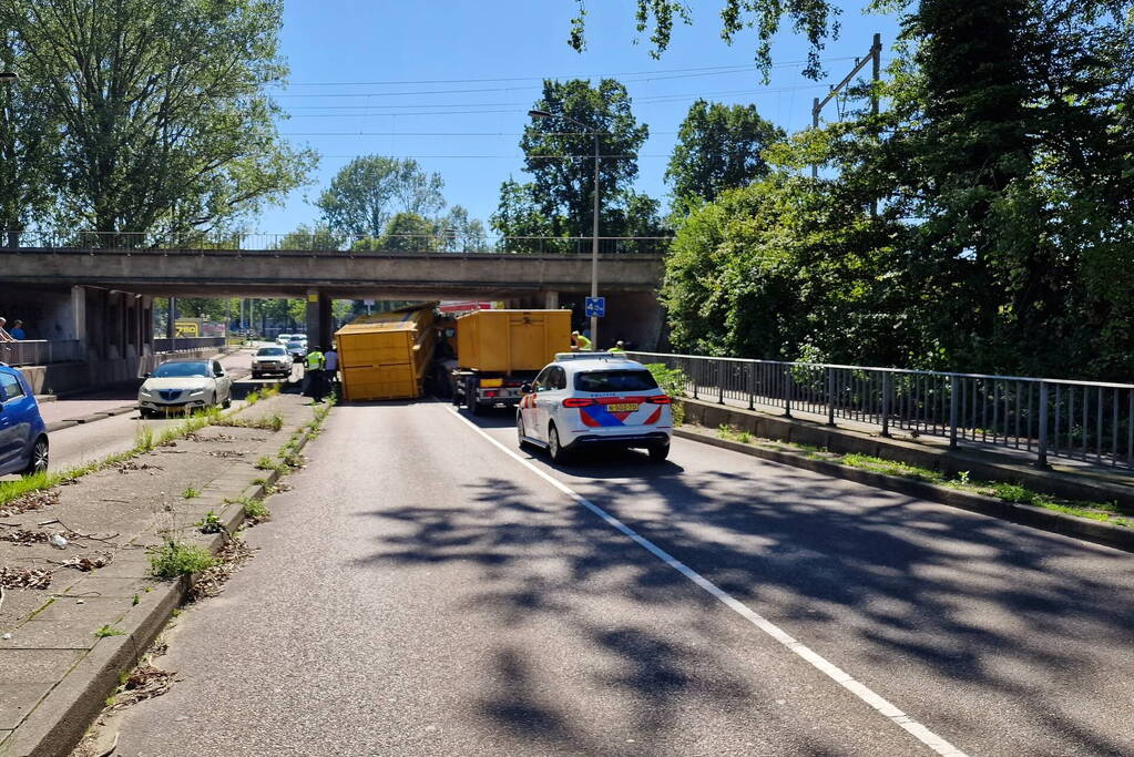 Vrachtwagen in botsing met viaduct