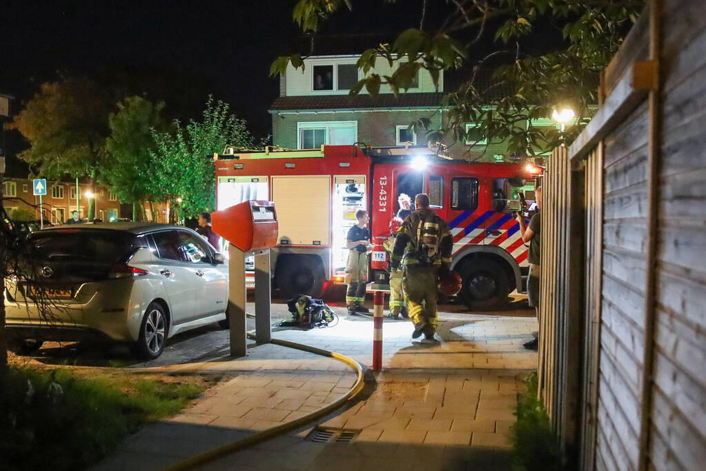 Brand na explosie bij woning