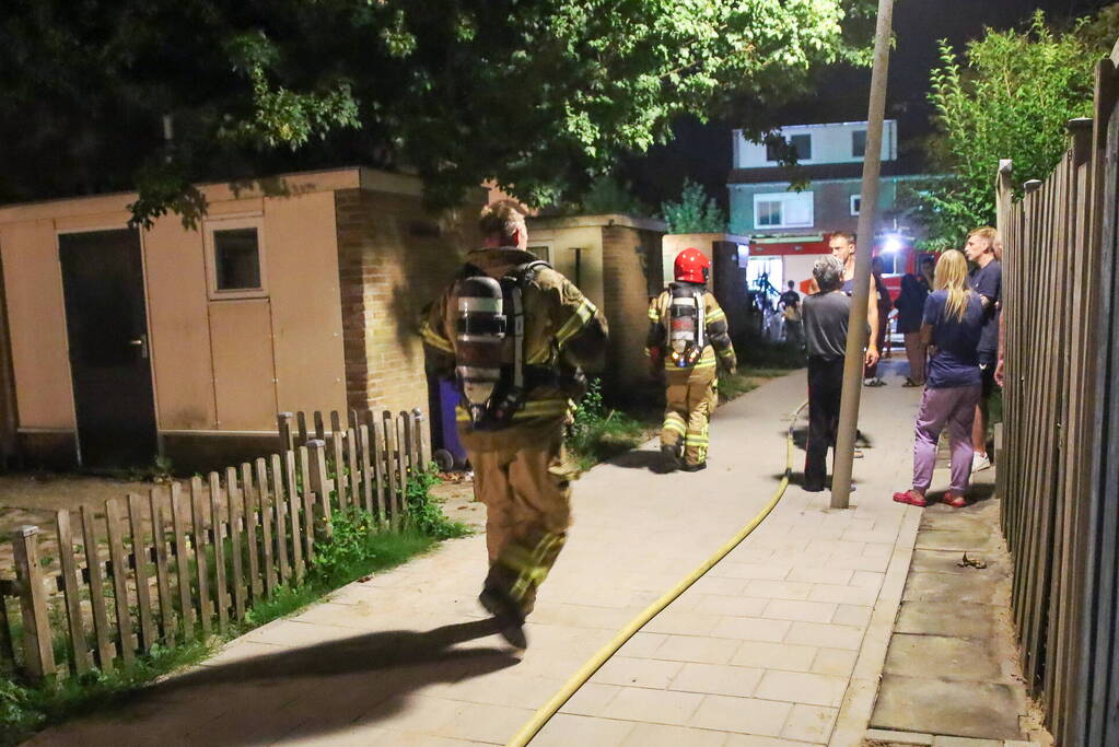 Brand na explosie bij woning