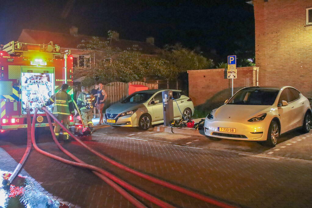 Brand na explosie bij woning