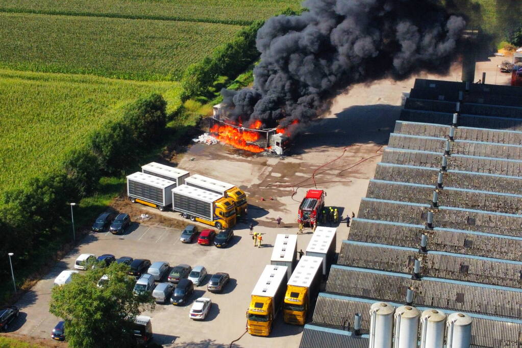 Vrachtwagen brand af nabij boerderij