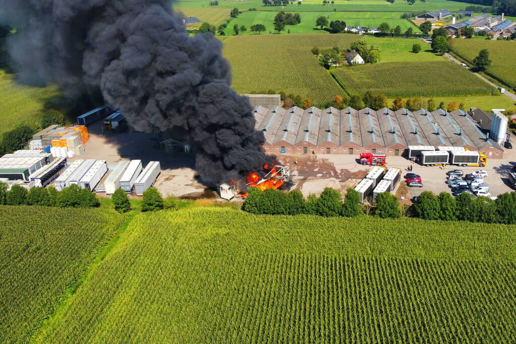 Vrachtwagen brand af nabij boerderij