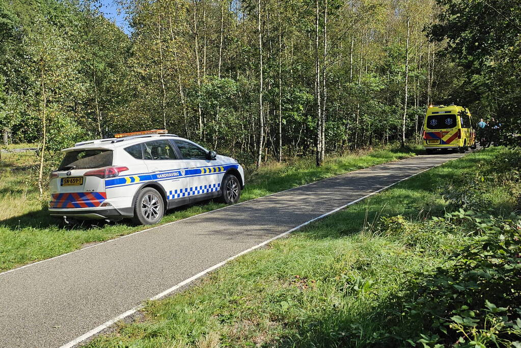 Scooterrijder onderuit op fietspad