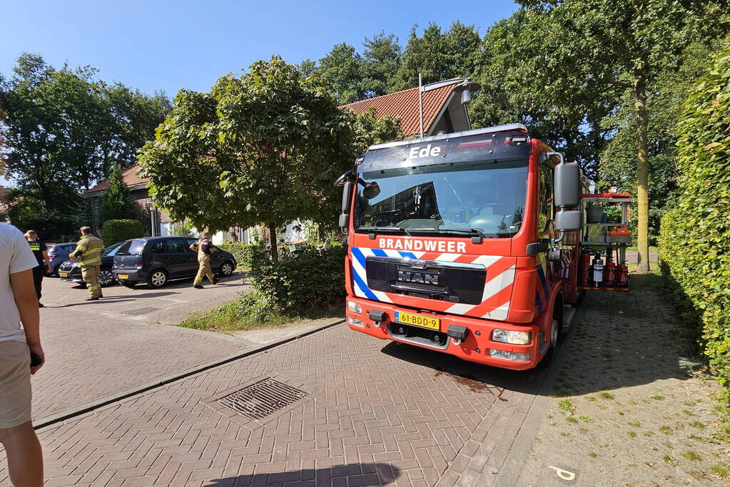 Brandweer forceert deur voor woningbrand