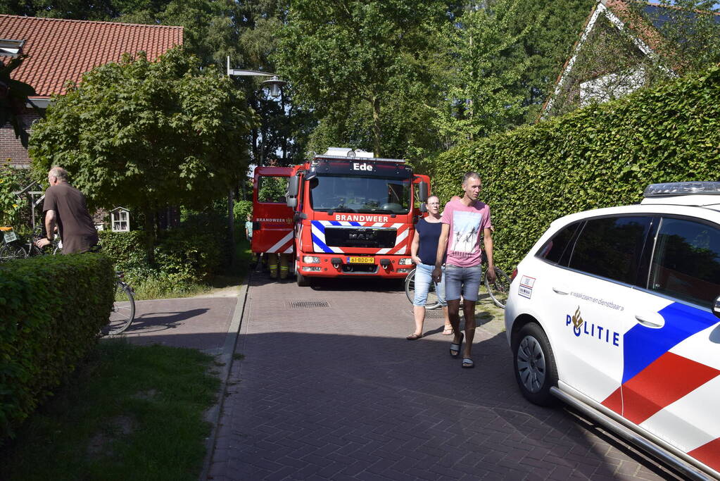 Brandweer forceert deur voor woningbrand