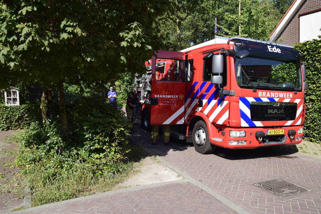 Brandweer forceert deur voor woningbrand