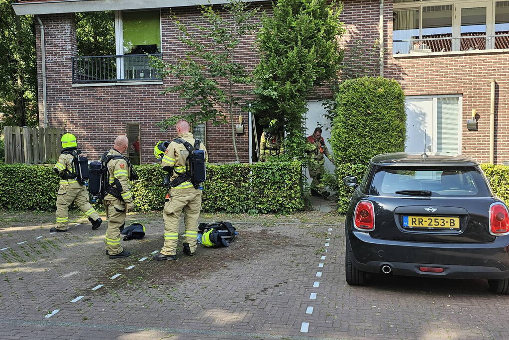 Brandweer forceert deur voor woningbrand