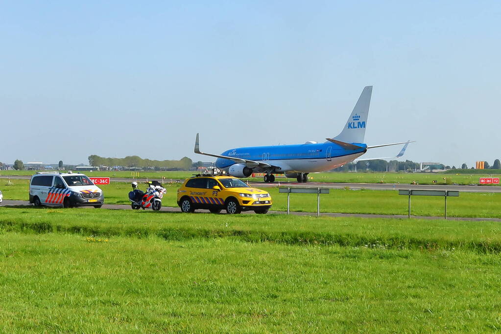 Politie verricht onderzoek bij luchthaven