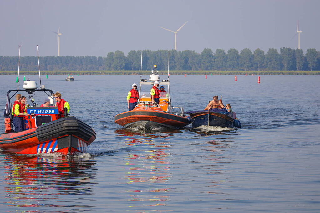 Motor van sloep oververhit op Gooimeer