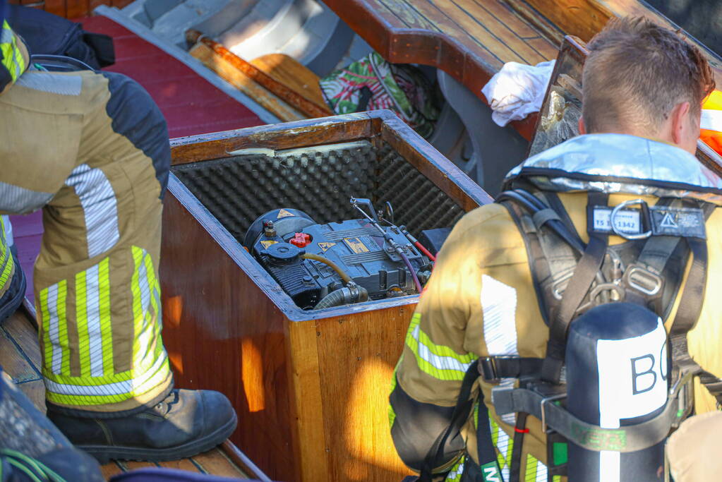 Motor van sloep oververhit op Gooimeer