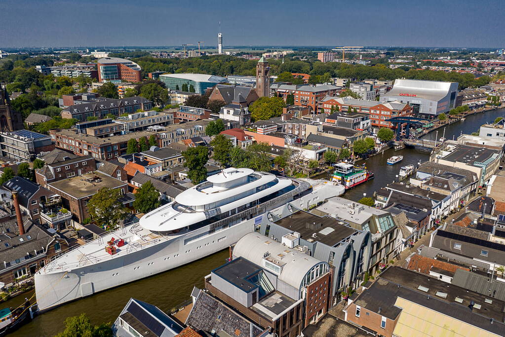 Gigantisch jacht wurmt zich door Alphen aan den Rijn