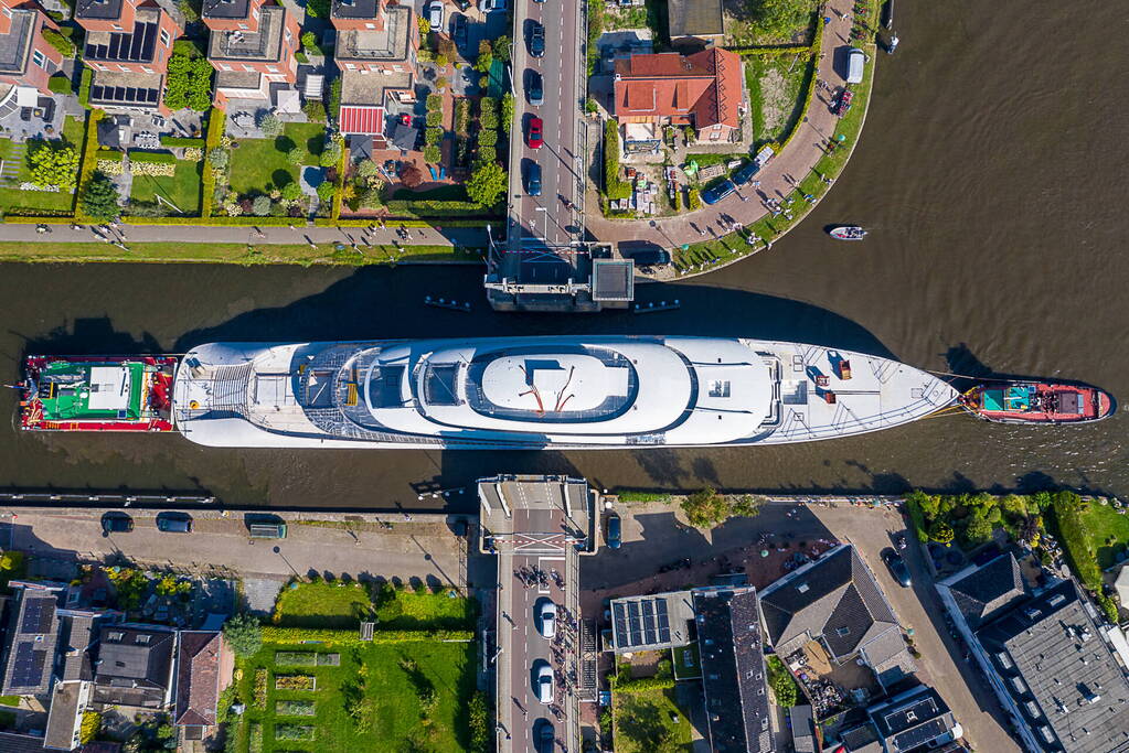 Gigantisch jacht wurmt zich door Alphen aan den Rijn