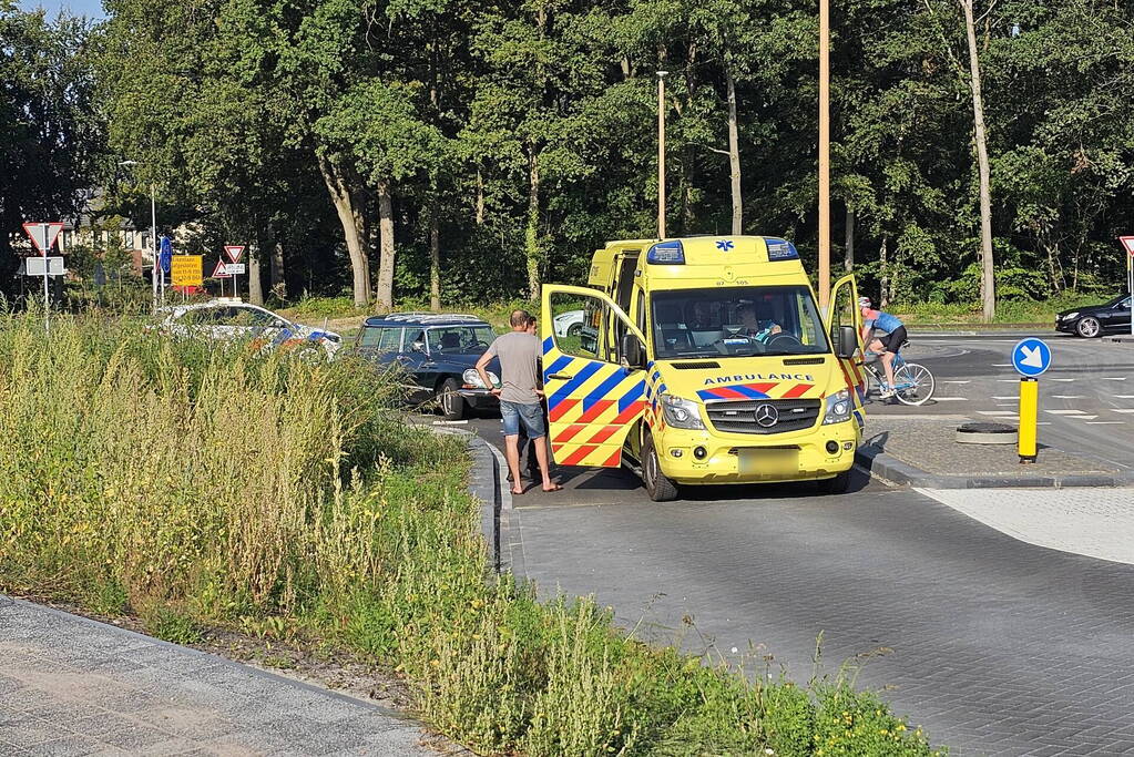 Wielrenner en automobilist in botsing