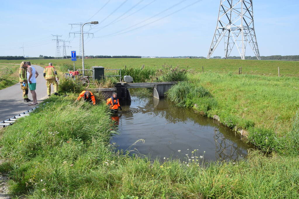 Fietser door omstanders uit water gehaald