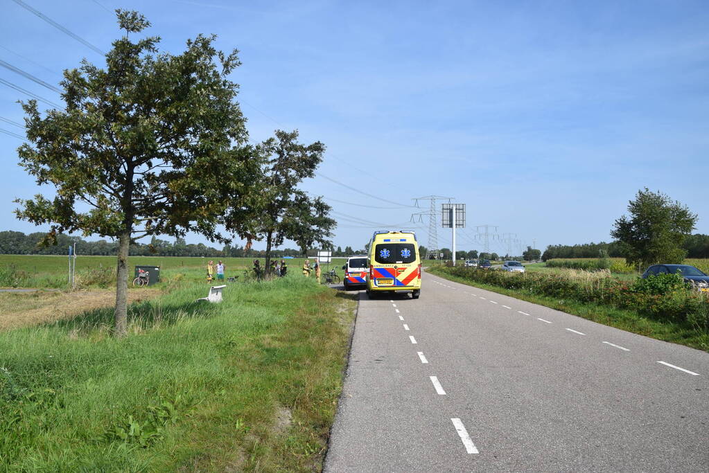 Fietser door omstanders uit water gehaald