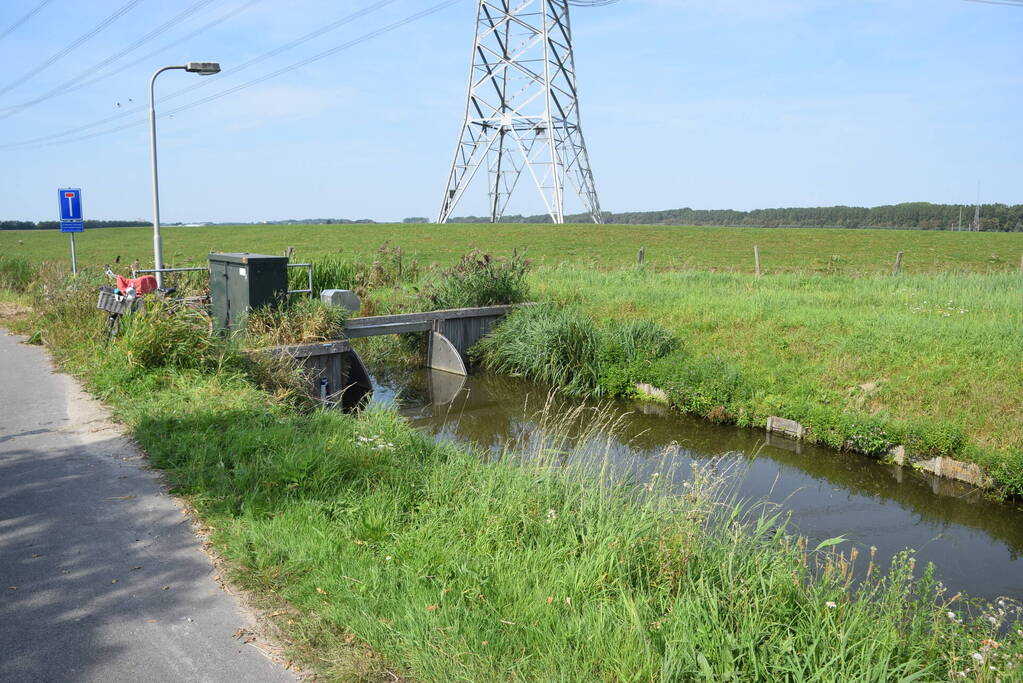 Fietser door omstanders uit water gehaald
