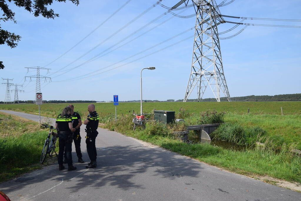 Fietser door omstanders uit water gehaald