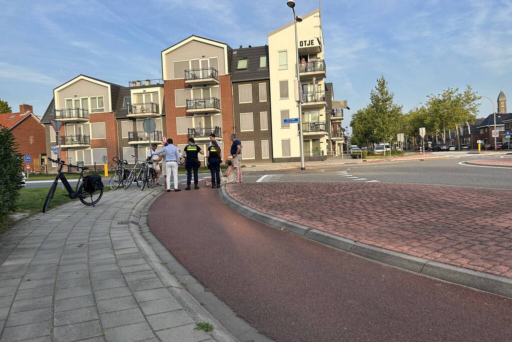 Fietser valt bij rotonde