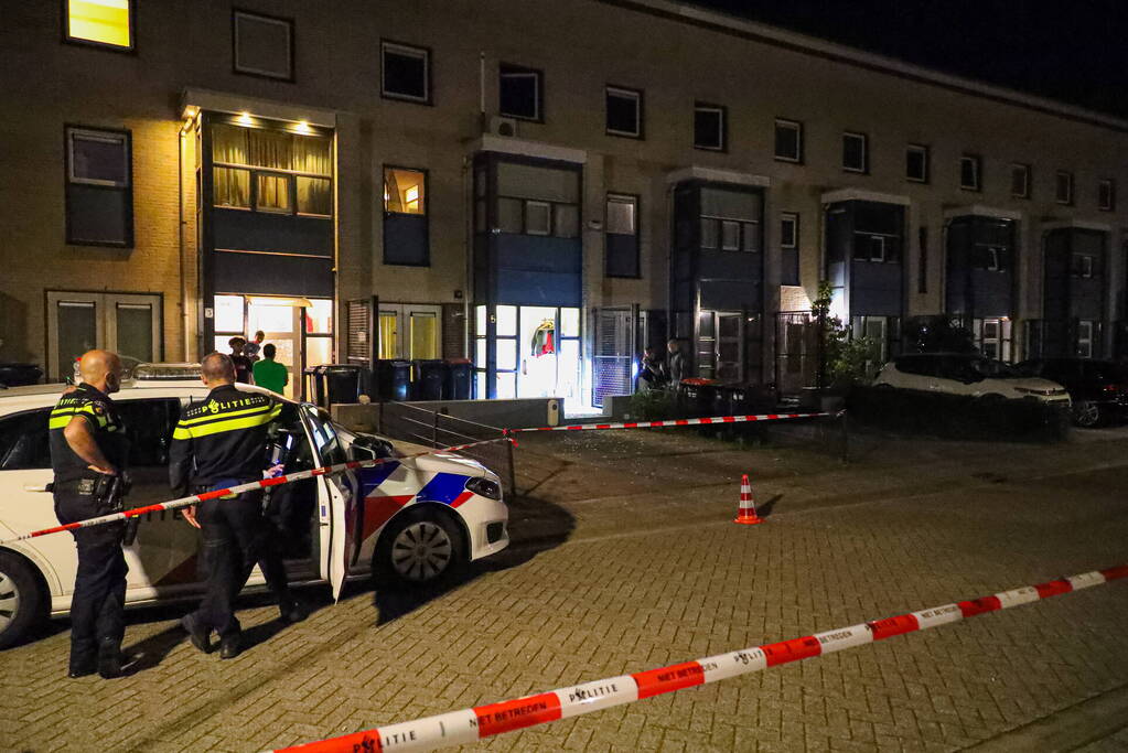 Voordeur aan diggelen na explosie