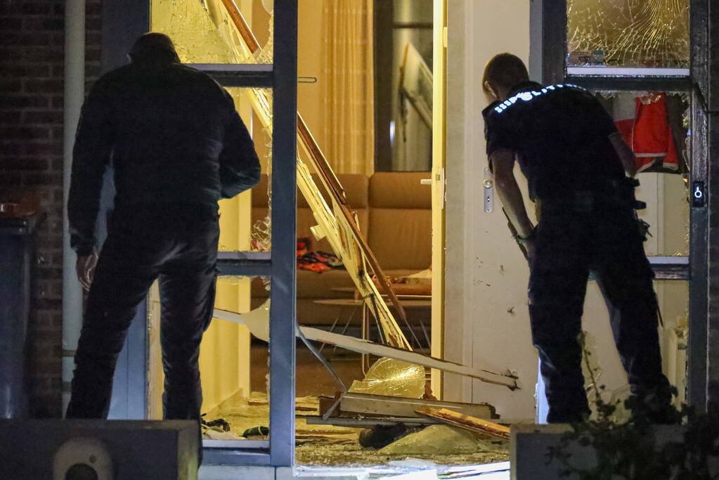 Voordeur aan diggelen na explosie