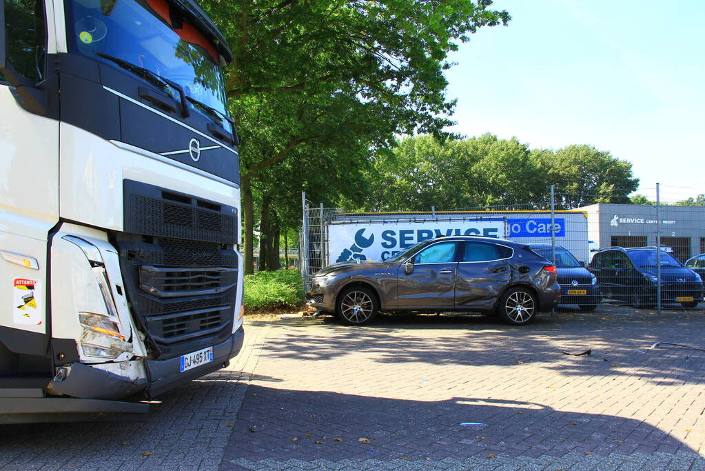 Maserati Levante zwaar beschadigd bij botsing met vrachtwagen