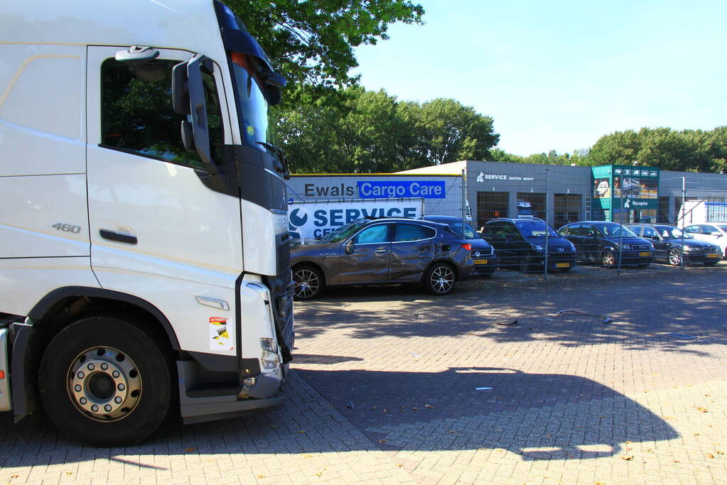 Maserati Levante zwaar beschadigd bij botsing met vrachtwagen