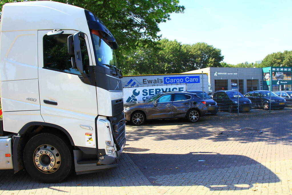 Maserati Levante zwaar beschadigd bij botsing met vrachtwagen