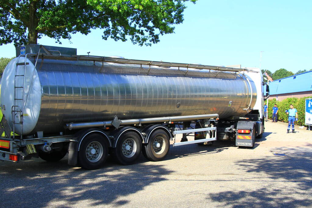 Maserati Levante zwaar beschadigd bij botsing met vrachtwagen