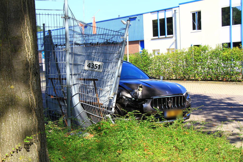 Maserati Levante zwaar beschadigd bij botsing met vrachtwagen