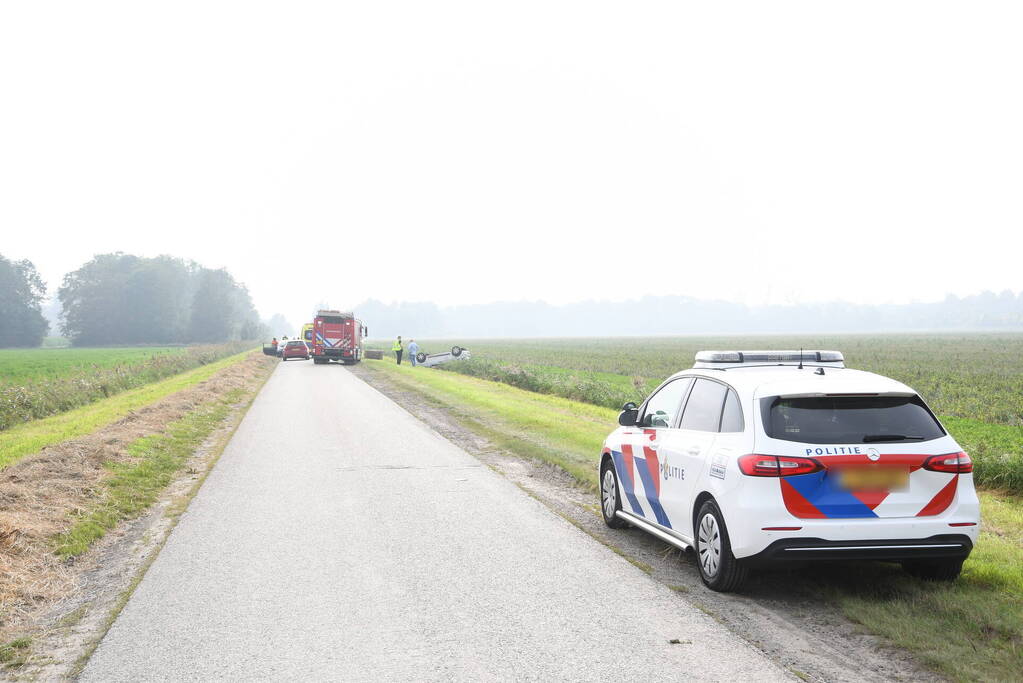 Auto belandt op zijn kop in greppel