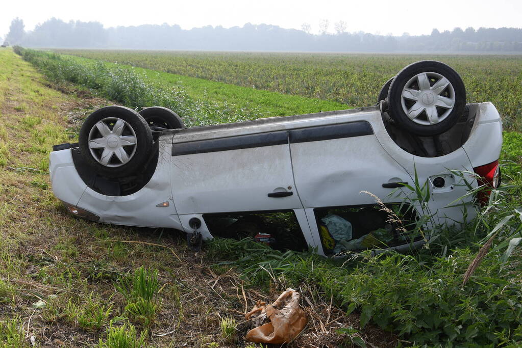 Auto belandt op zijn kop in greppel