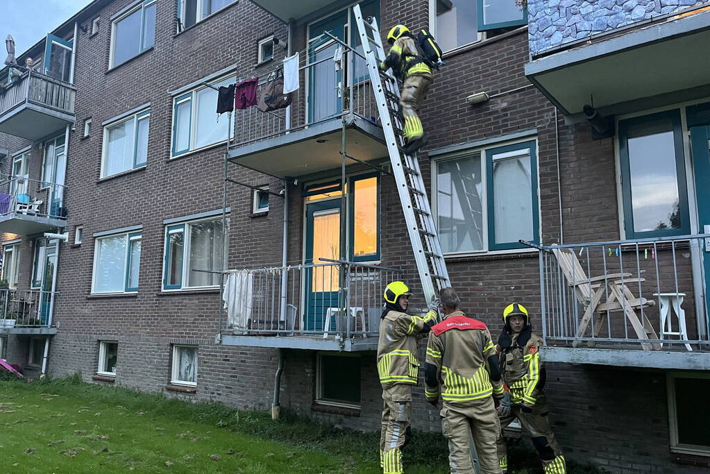 Vrouw buitengesloten van woning