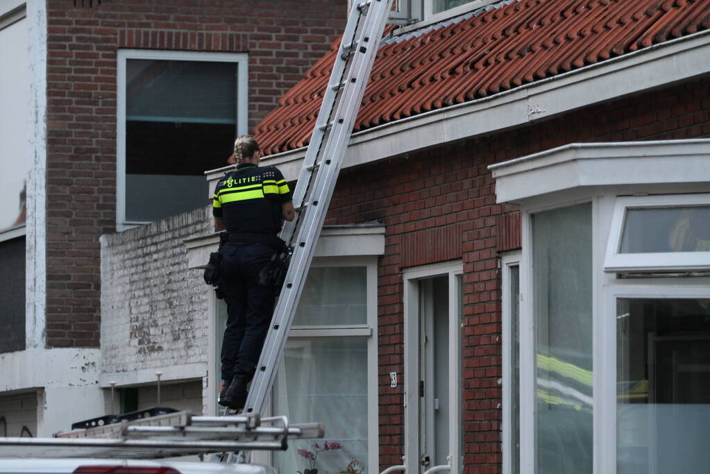 Twee gewonden bij steekincident, slachtoffer vlucht dak op
