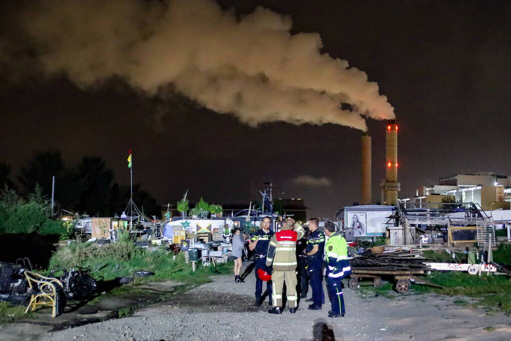 Auto volledig uitgebrand op woonwagenkamp