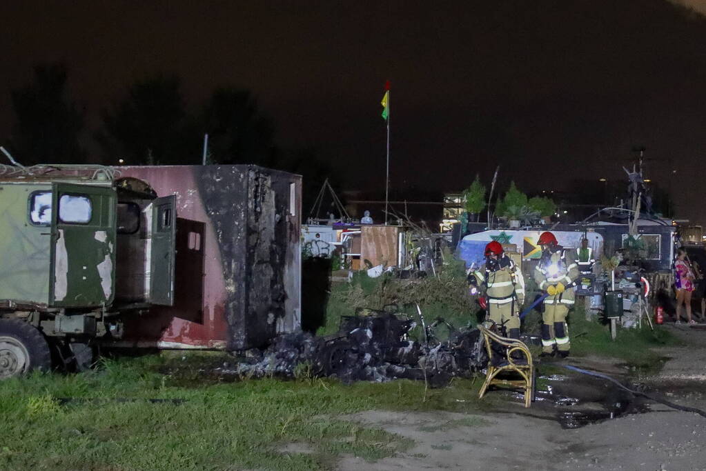 Auto volledig uitgebrand op woonwagenkamp