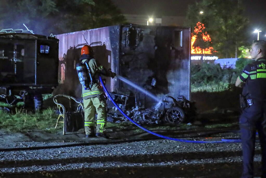Auto volledig uitgebrand op woonwagenkamp