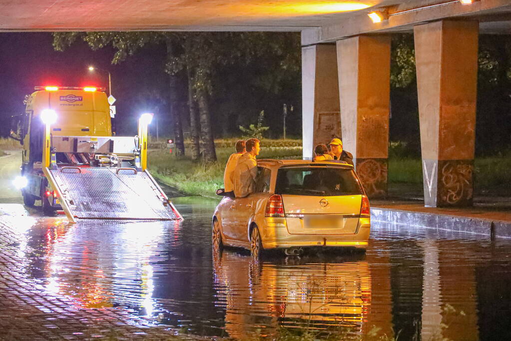 Auto's gestrand vanwege hevige regenval
